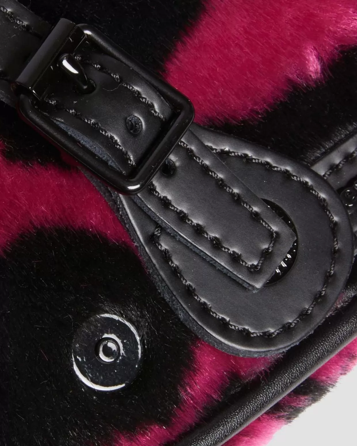 UNISEX Dr. Martens Borsa a tracolla da 18 cm con pelo e stampa di mucca