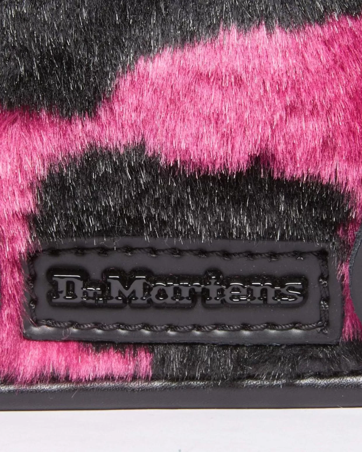 UNISEX Dr. Martens Borsa a tracolla da 18 cm con pelo e stampa di mucca