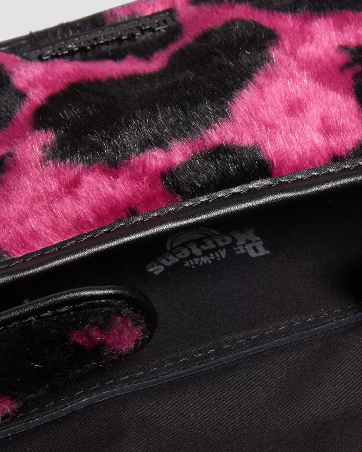UNISEX Dr. Martens Borsa a tracolla da 18 cm con pelo e stampa di mucca