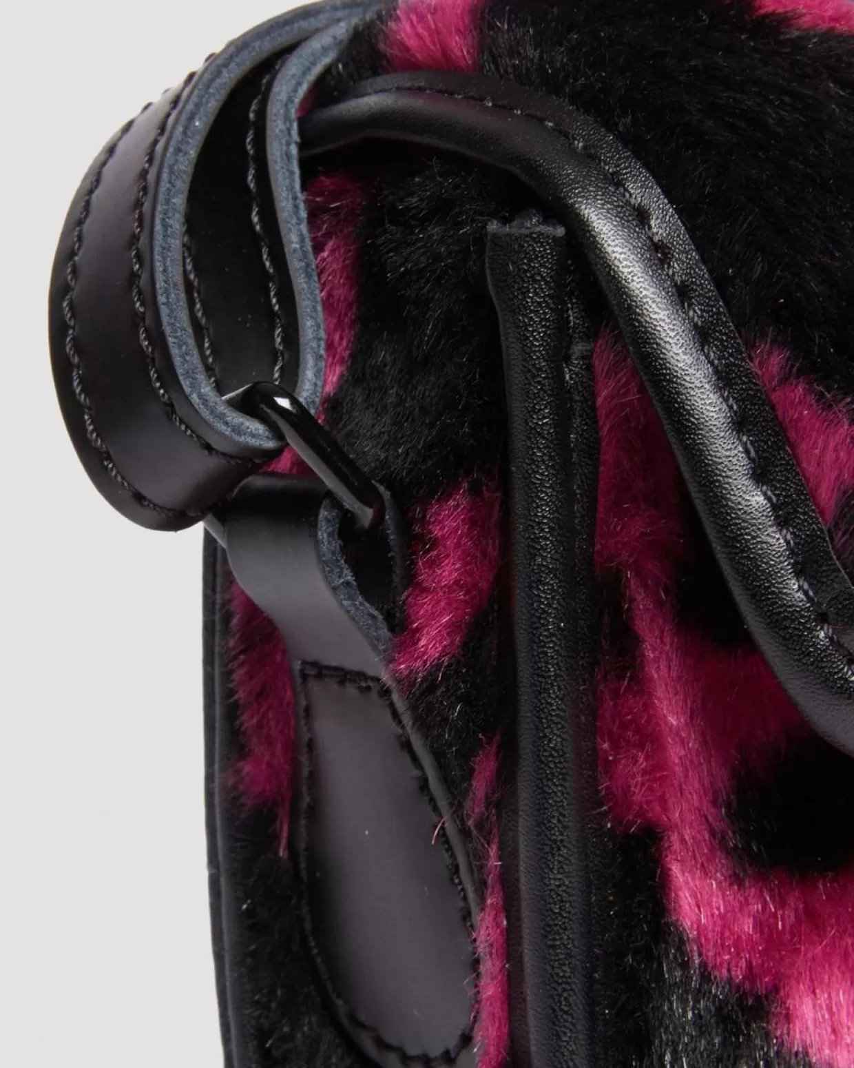 UNISEX Dr. Martens Borsa a tracolla da 18 cm con pelo e stampa di mucca