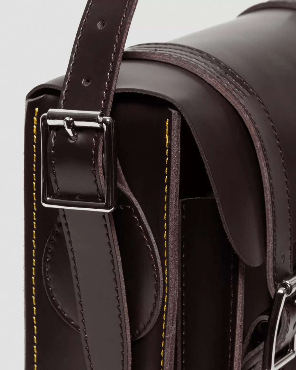 ACCESSORIES Dr. Martens Borsa a tracolla Kiev in pelle Smooth da 28 cm