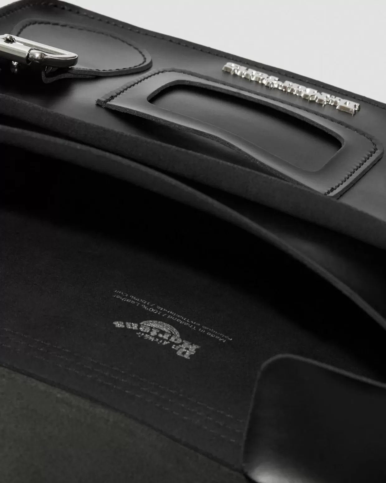 ACCESSORIES Dr. Martens Borsa a tracolla Kiev in pelle Smooth da 28 cm