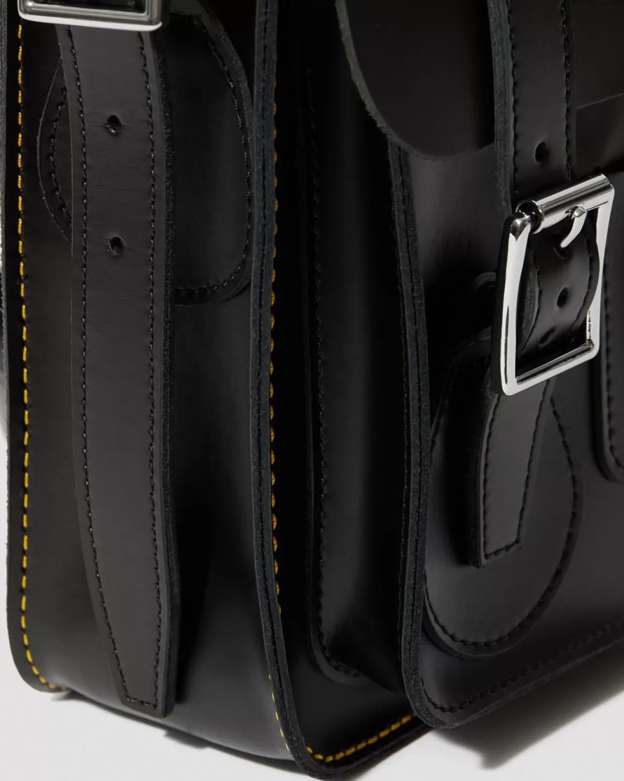 ACCESSORIES Dr. Martens Borsa a tracolla Kiev in pelle Smooth da 28 cm