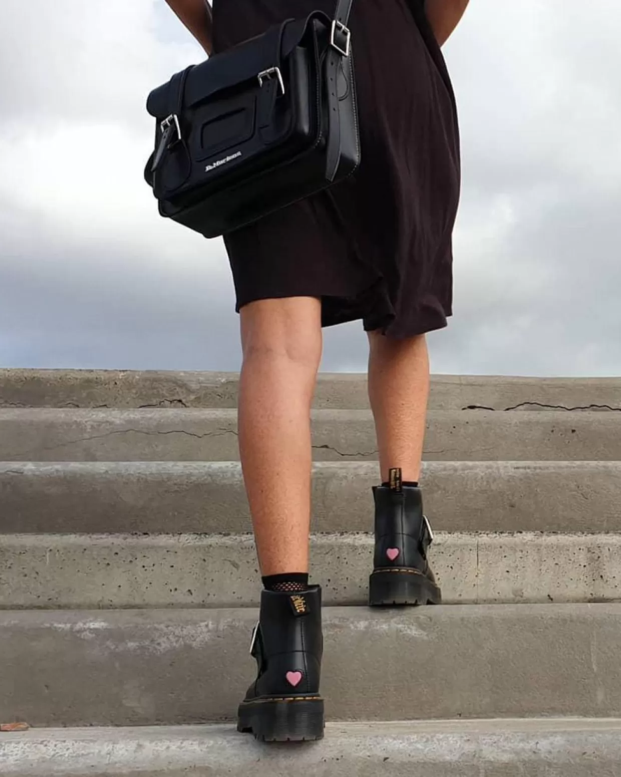 ACCESSORIES Dr. Martens Borsa a tracolla Kiev in pelle Smooth da 28 cm