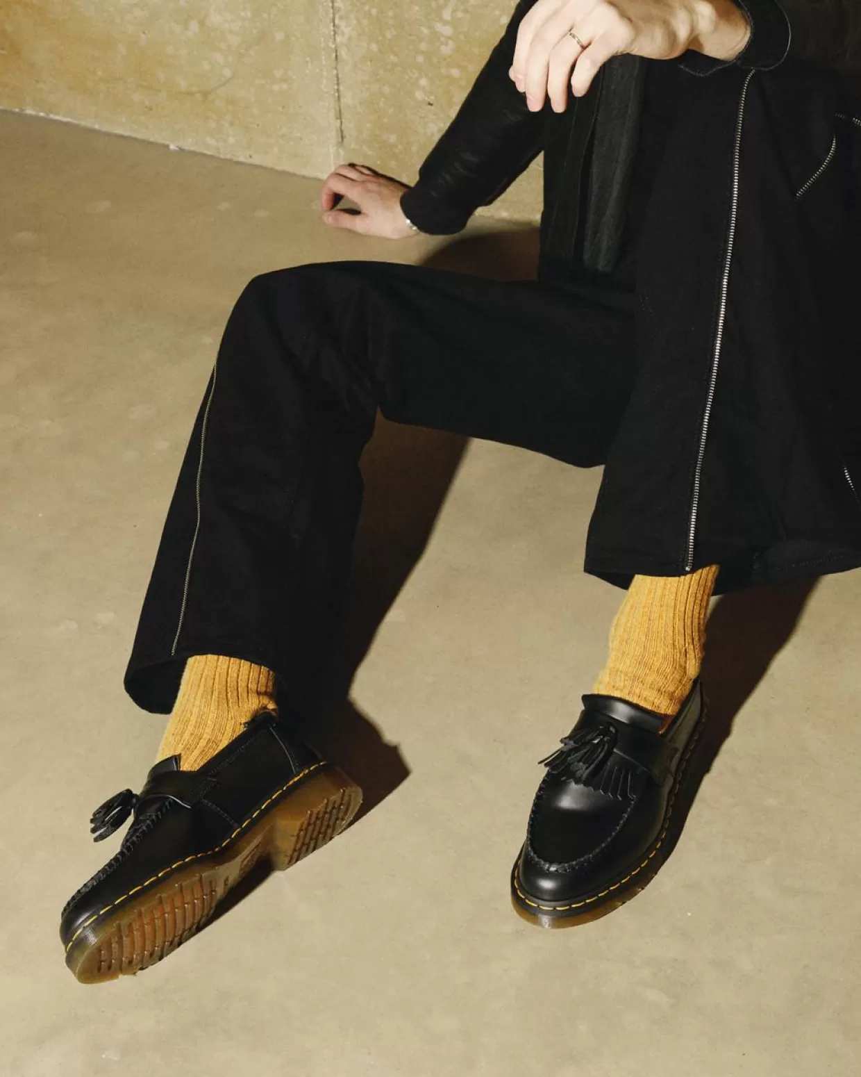 WOMENS Dr. Martens Mocassini Adrian con nappe e cuciture gialle in pelle Smooth