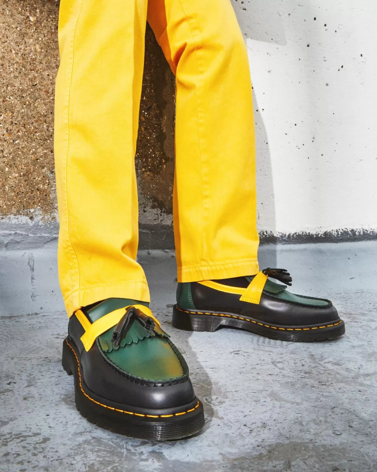 WOMENS Dr. Martens Mocassini Adrian con nappine in pelle liscia a contrasto