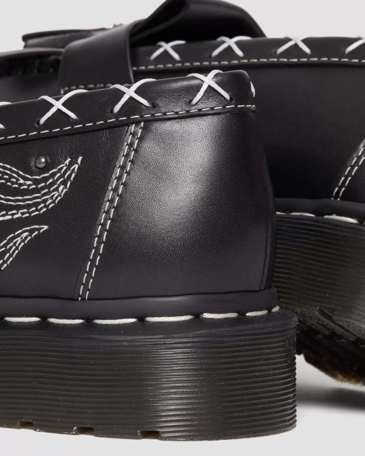 Dr. Martens Mocassini Adrian in pelle con nappe con cuciture a contrasto