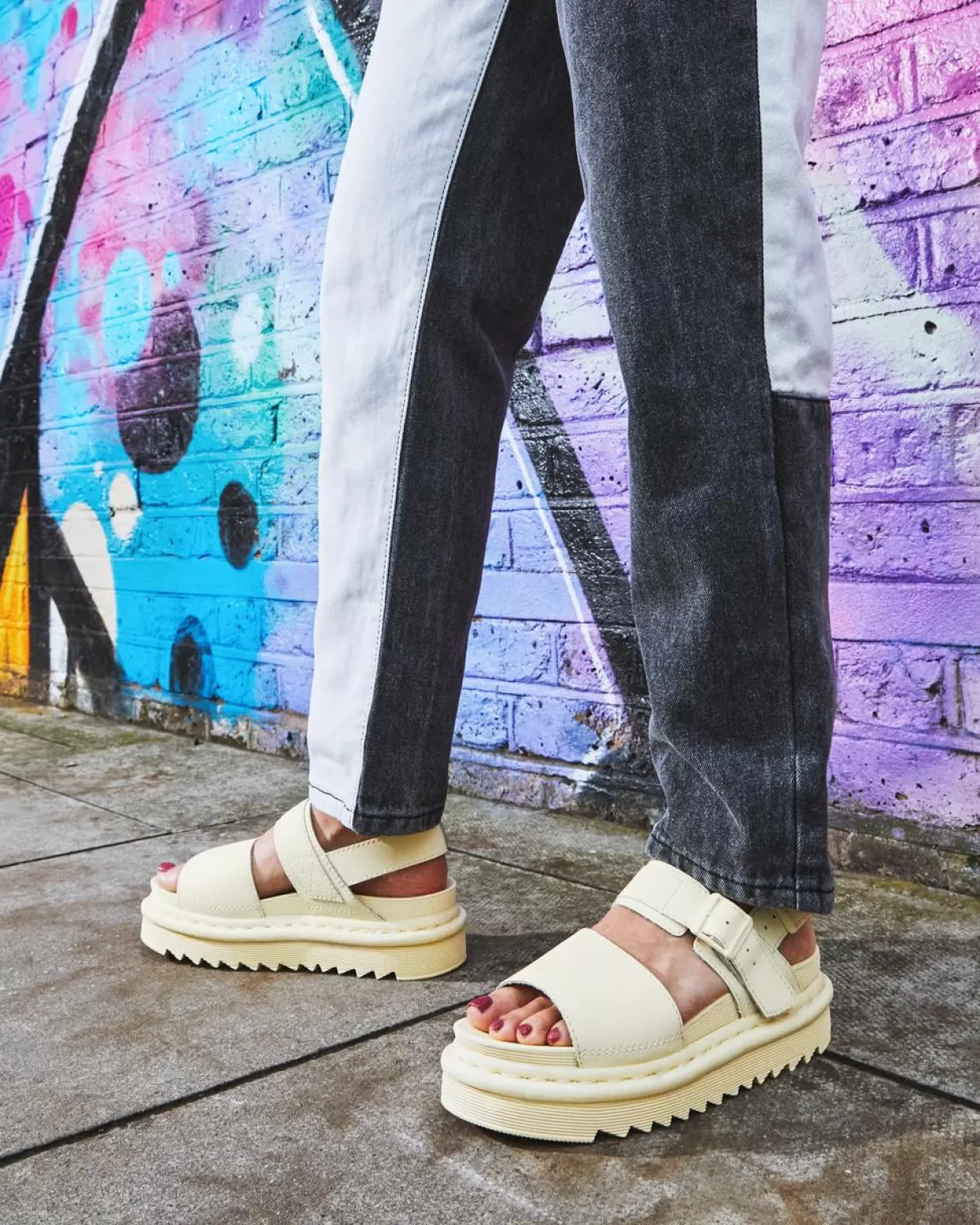 WOMENS Dr. Martens Sandali Voss Hydro con cinturino in pelle