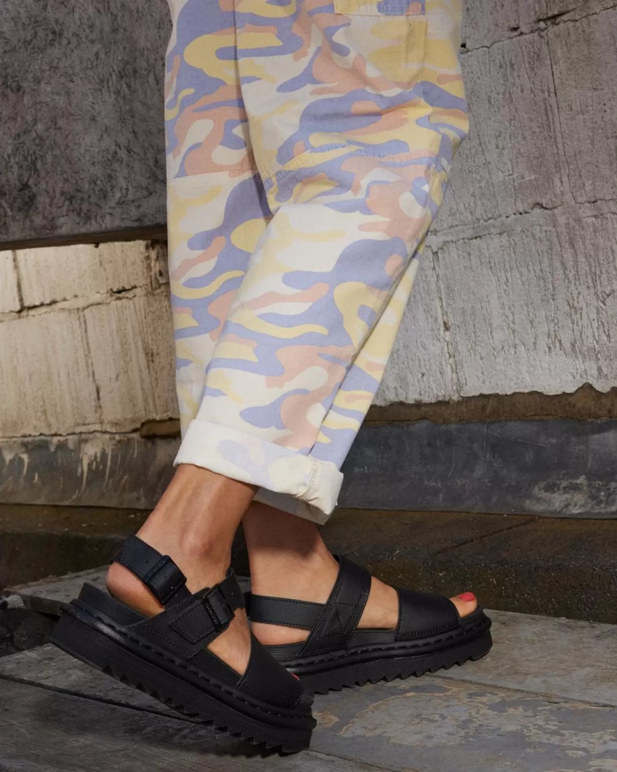 WOMENS Dr. Martens Sandali Voss Hydro con cinturino in pelle