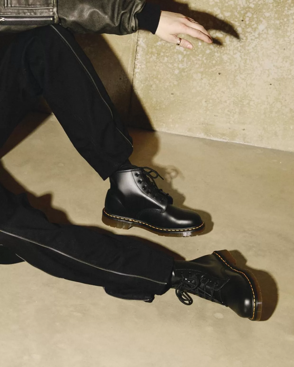 WOMENS Dr. Martens Stivaletti 101 in pelle Smooth con cuciture gialle