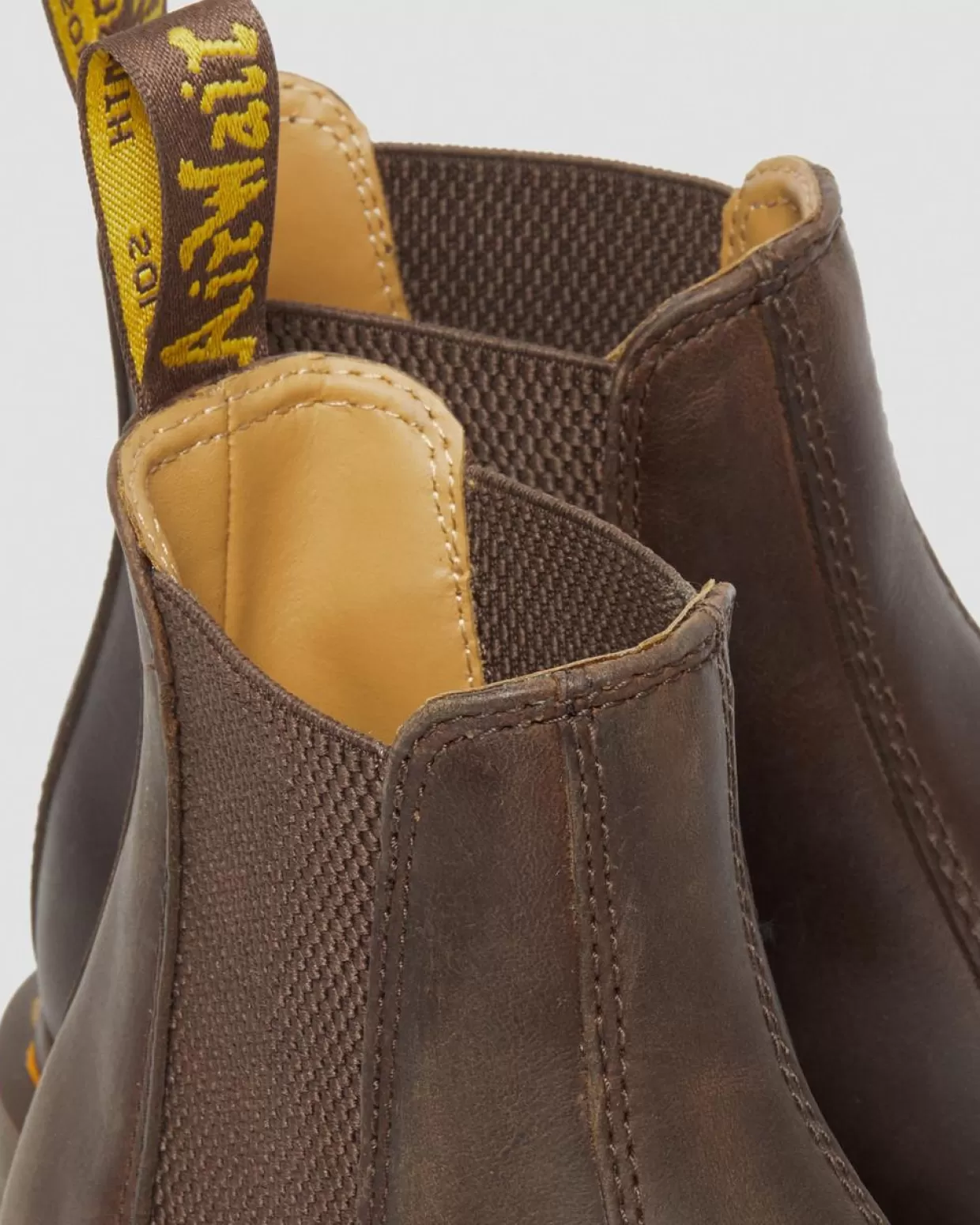 MENS Dr. Martens Stivaletti Chelsea 2976 di pelle Crazy Horse con cuciture gialle