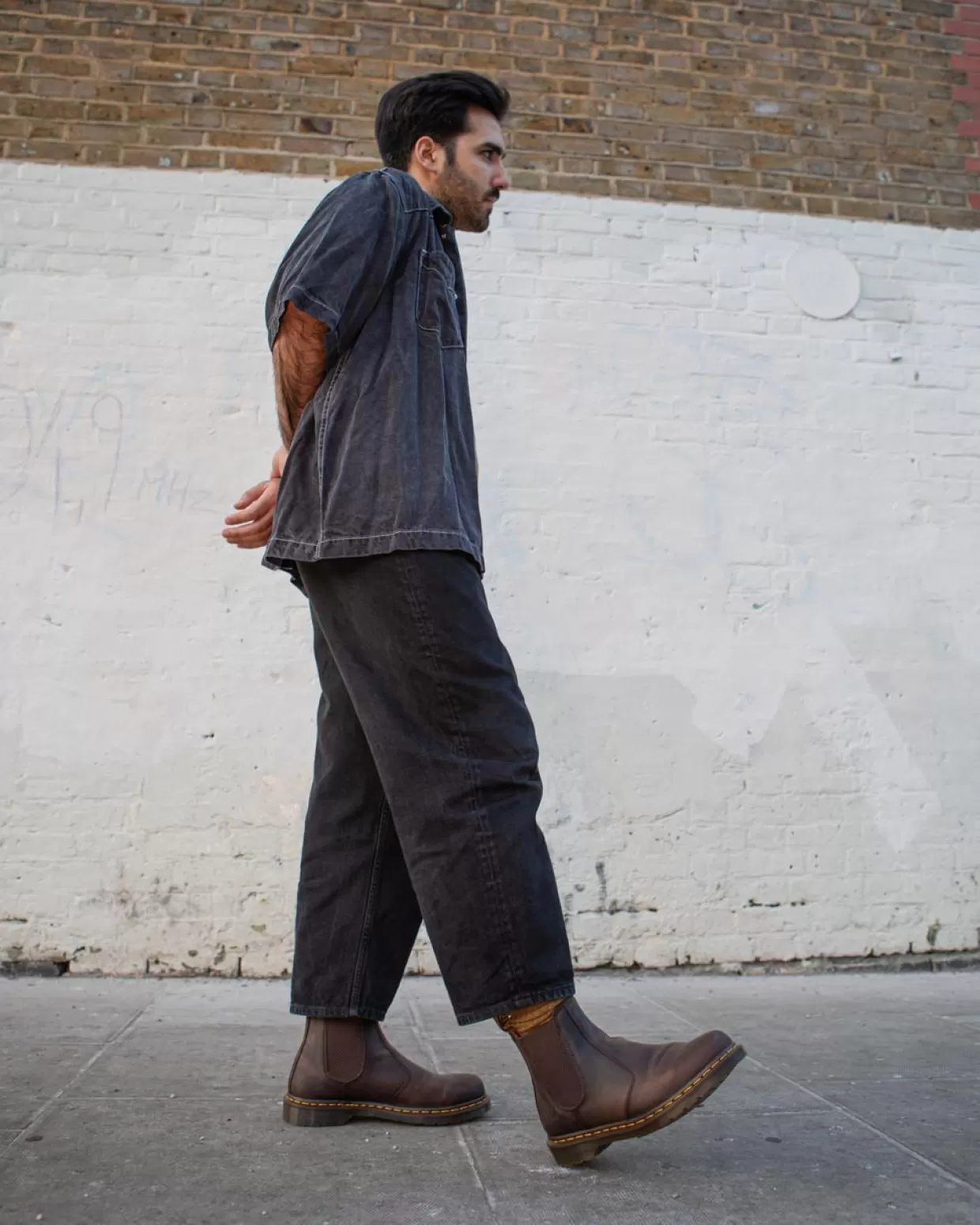 MENS Dr. Martens Stivaletti Chelsea 2976 di pelle Crazy Horse con cuciture gialle