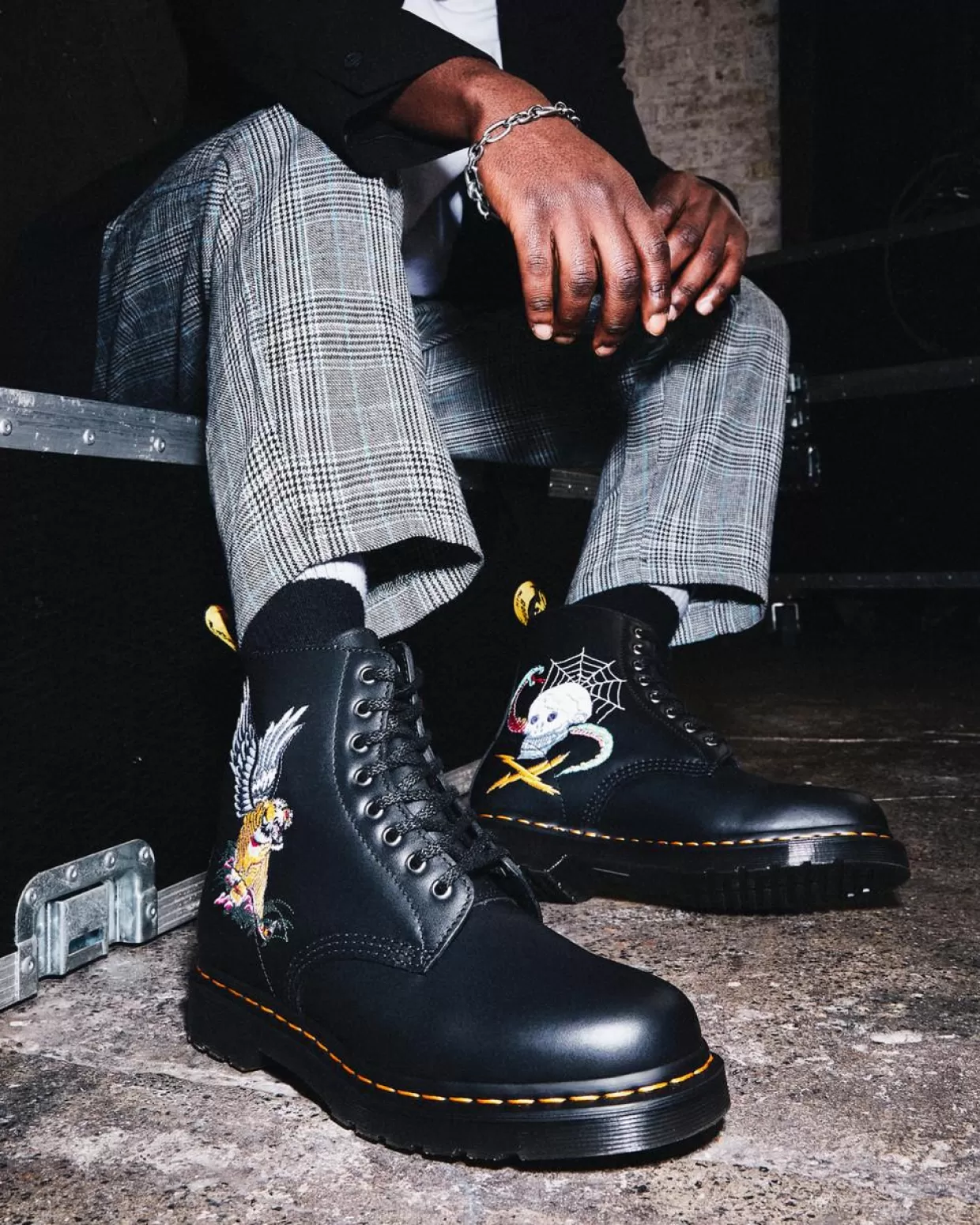UNISEX Dr. Martens Stivali di pelle 1460 Souvenir Embroidered