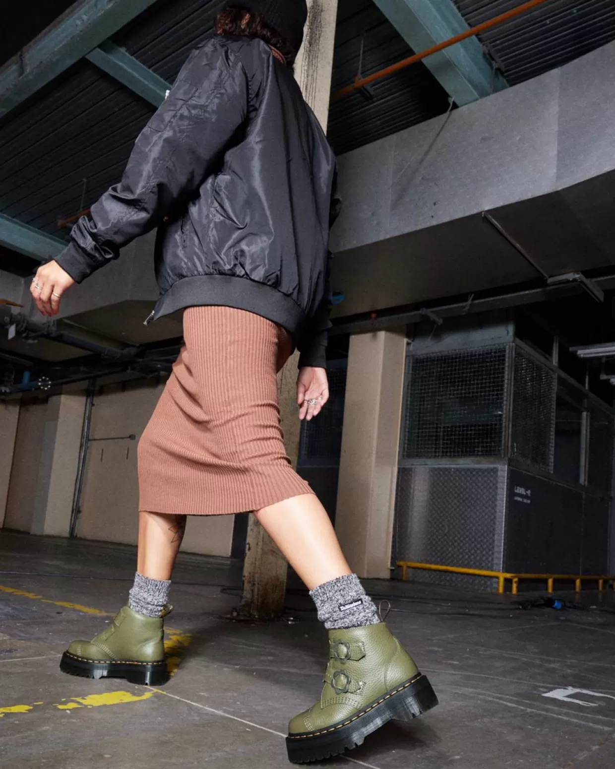 WOMENS Dr. Martens Stivali Platform Devon in pelle nappa fresata con fibbia a fiore