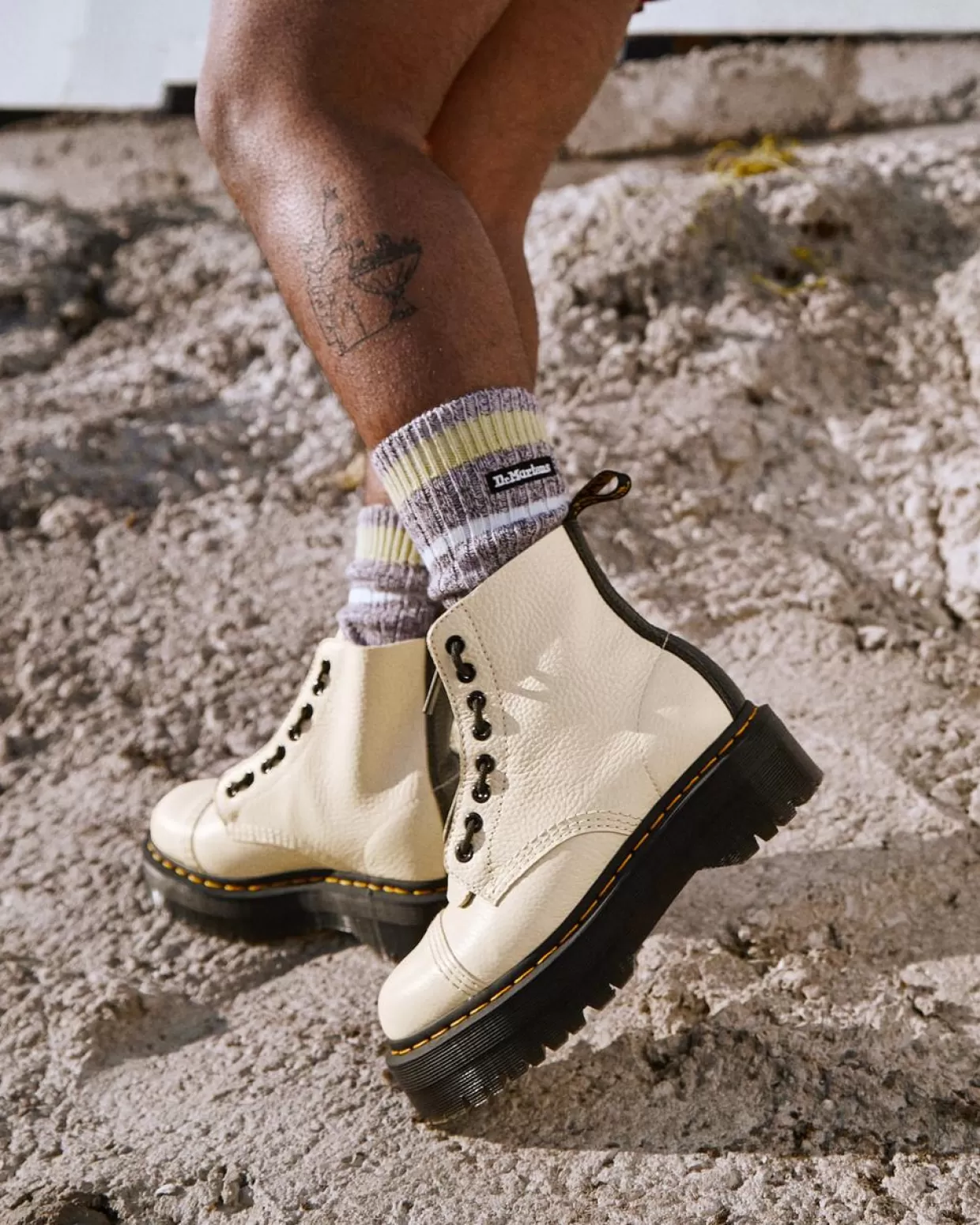 WOMENS Dr. Martens Stivali platform in nappa lavorata Sinclair