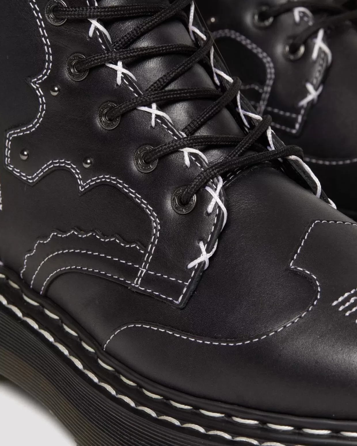 Dr. Martens Stivali platform Jadon Hi in pelle con cuciture a contrasto