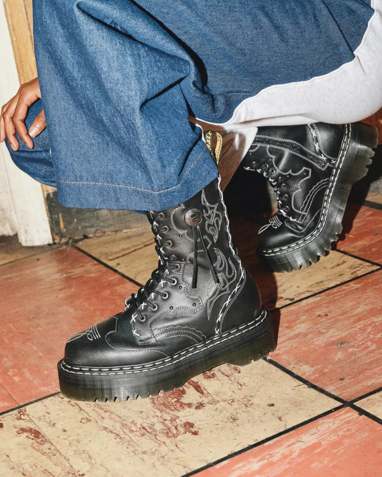 Dr. Martens Stivali platform Jadon Hi in pelle con cuciture a contrasto