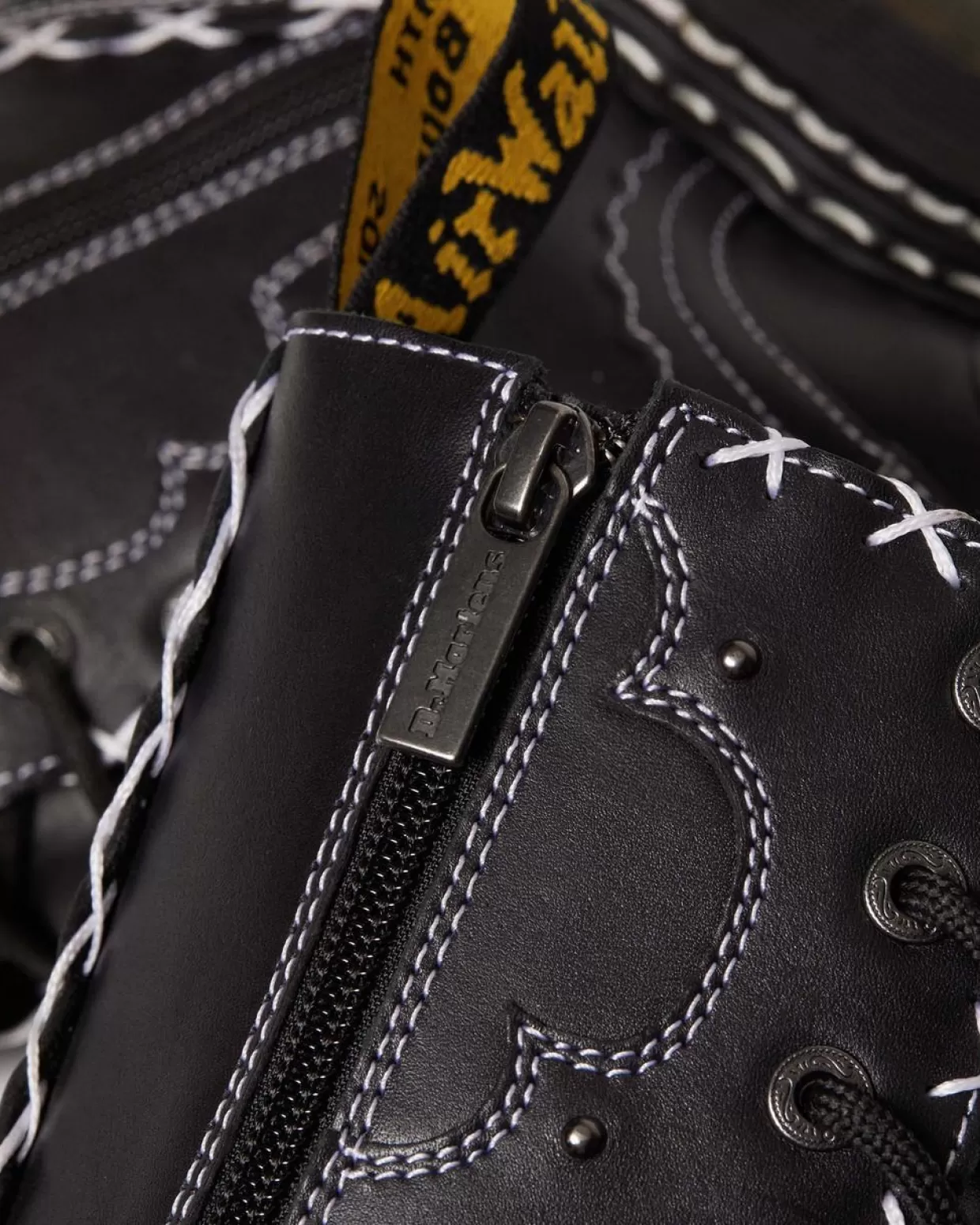 Dr. Martens Stivali platform Jadon Hi in pelle con cuciture a contrasto