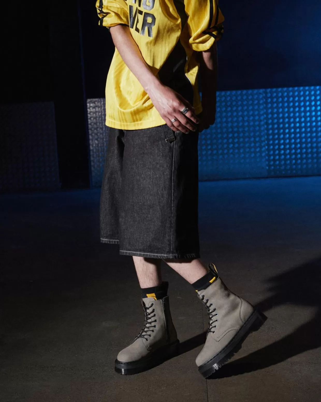 UNISEX Dr. Martens Stivali platform Jadon in nabuk fresato