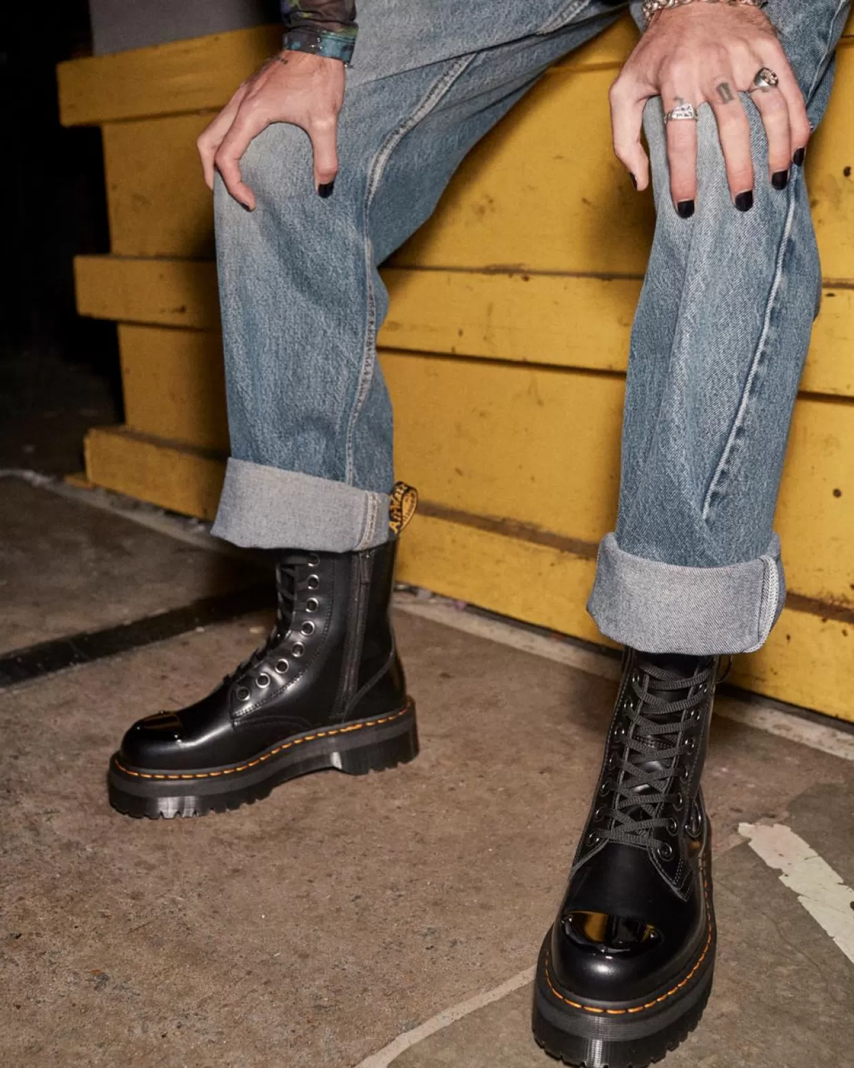 UNISEX Dr. Martens Stivali platform Jadon in pelle Buttero