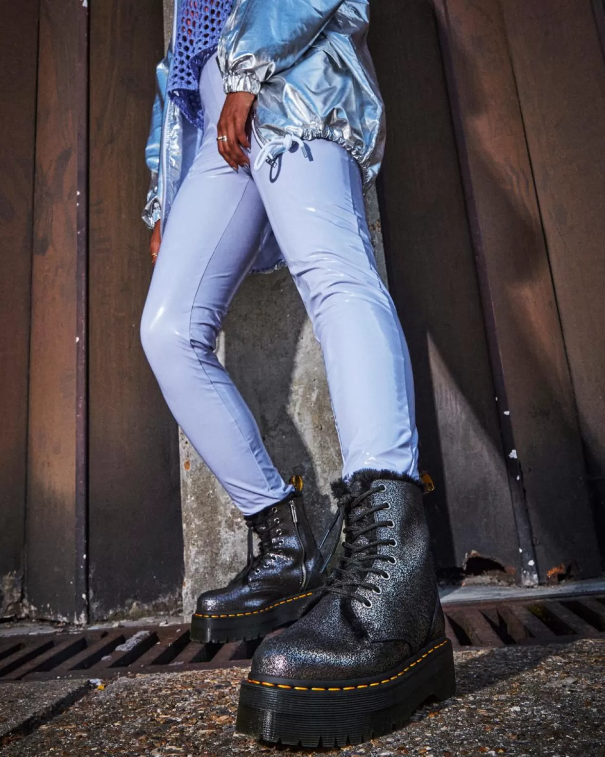 WOMENS Dr. Martens Stivali Platform Jadon In Pelle Laminata Con Rivestimento Interno In Pelliccia Sintetica