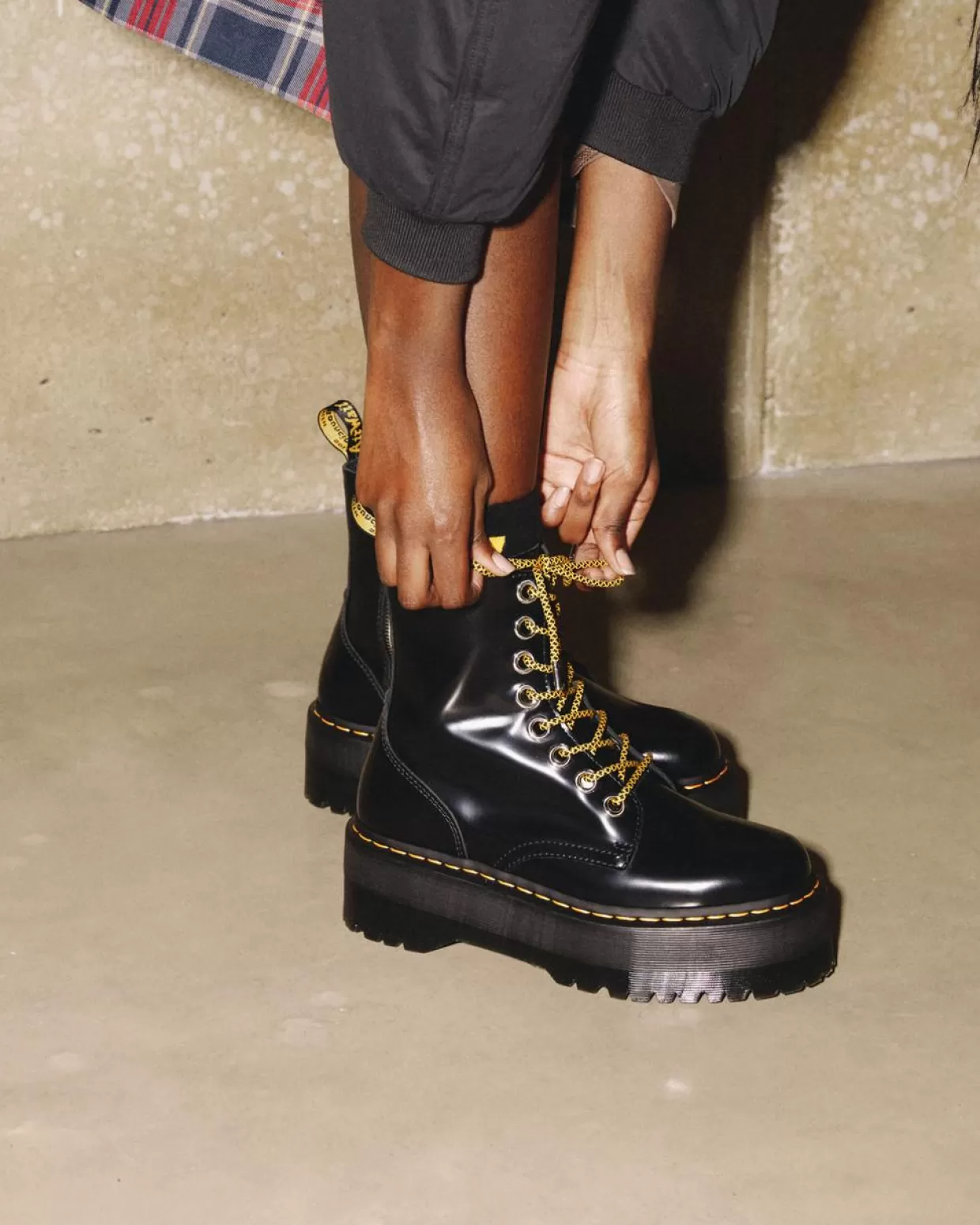 UNISEX Dr. Martens Stivali platform Jadon Max in pelle Buttero