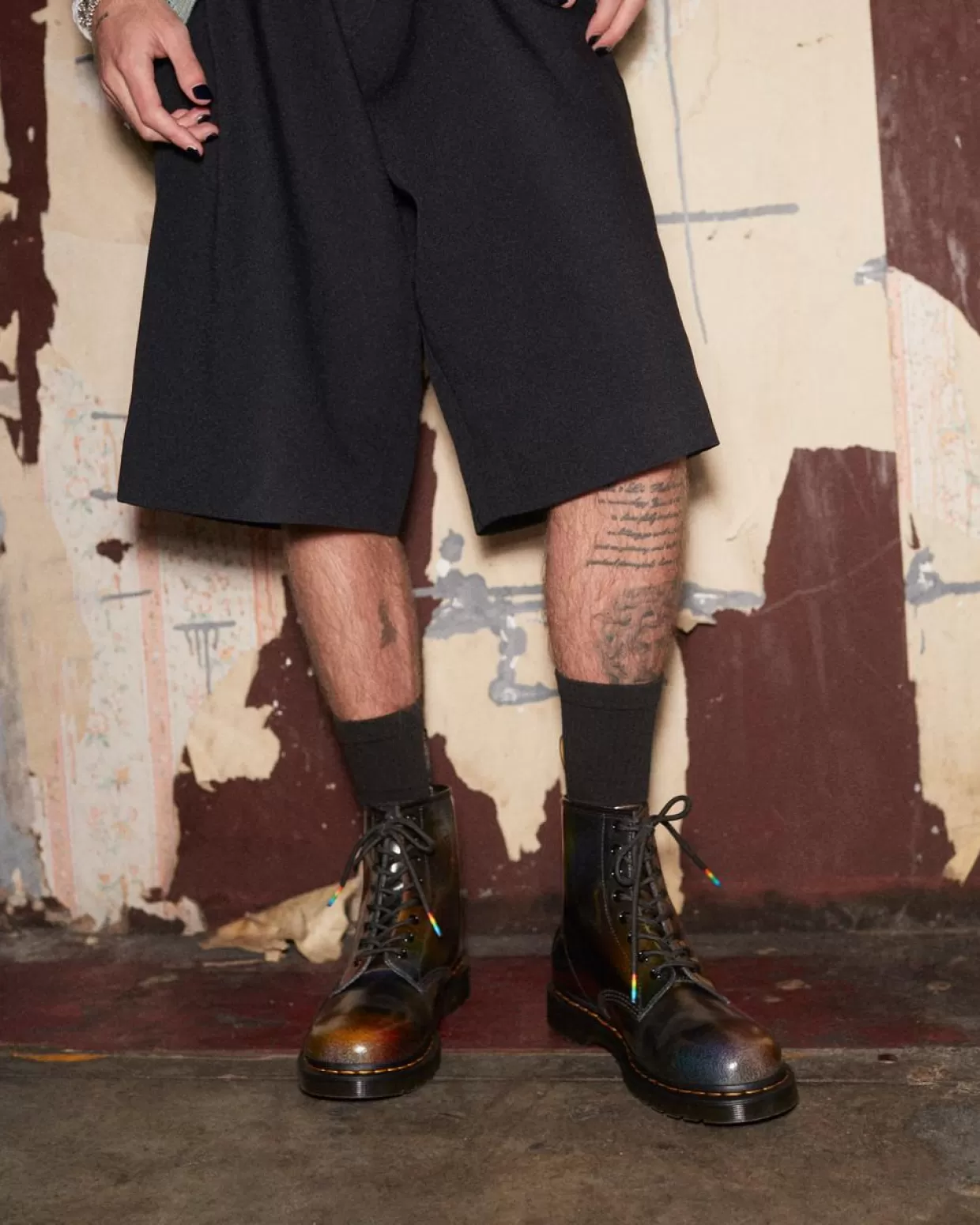 MENS Dr. Martens Stivali stringati 1460 per il Pride